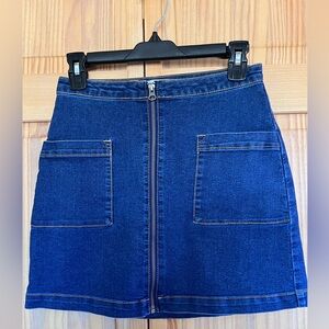 Refuge women’s denim mini skirt front zip size small